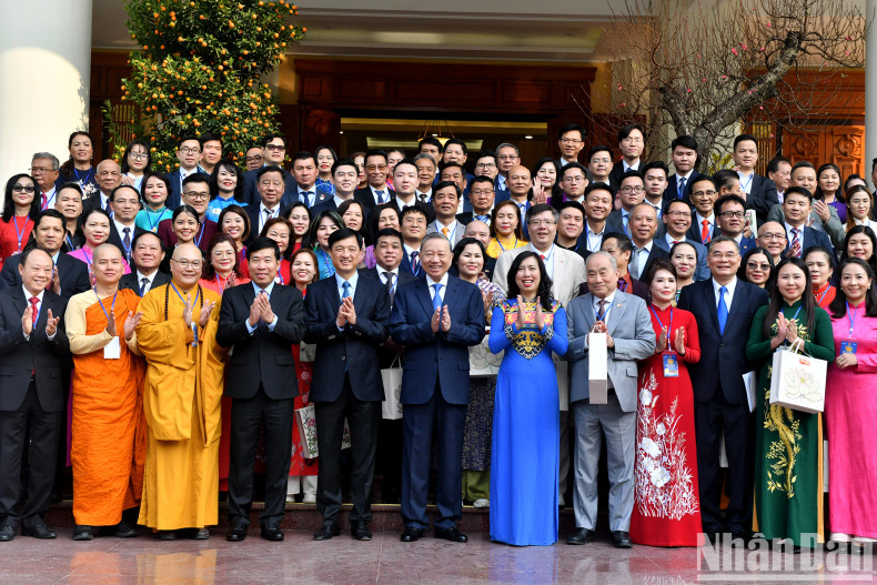 苏林总书记和侨胞代表合影。 苏林总书记和侨胞代表合影。