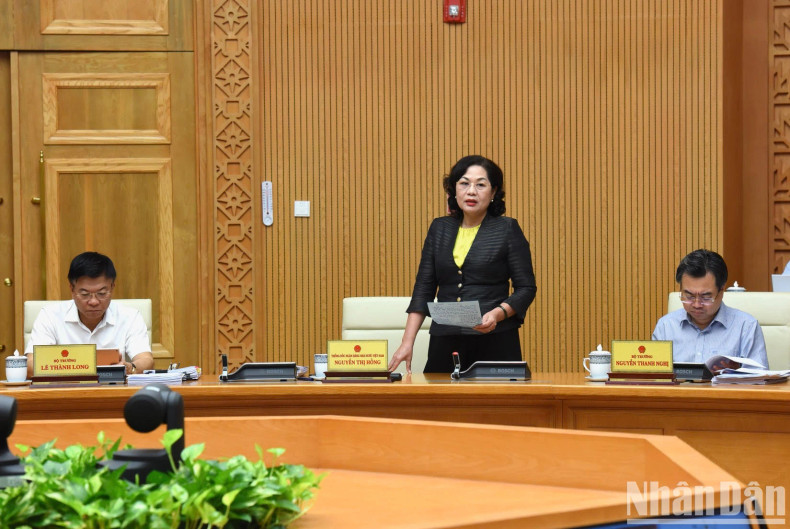 越南国家银行行长阮氏红在会议上发表讲话。