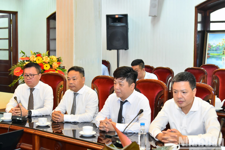 《人民报》社总编辑黎国明和各位领导出席工作会议。 《人民报》社总编辑黎国明和各位领导出席工作会议。