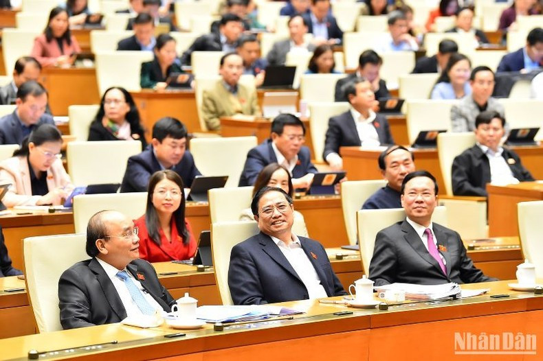 越南国家主席阮春福、越南政府总理范明正、越共中央书记处常务书记武文赏出席会议。 越南国家主席阮春福、越南政府总理范明正、越共中央书记处常务书记武文赏出席会议。