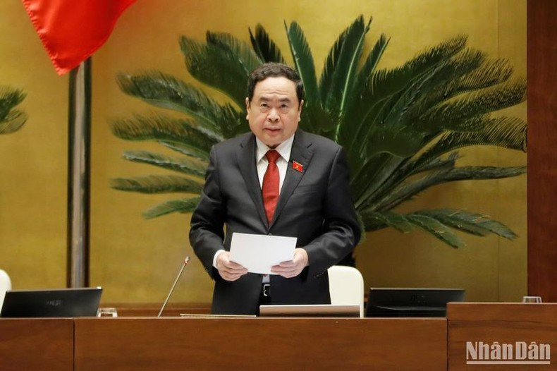 越南国会常务副主席陈青敏主持1月6日下午召开的会议。 越南国会常务副主席陈青敏主持1月6日下午召开的会议。