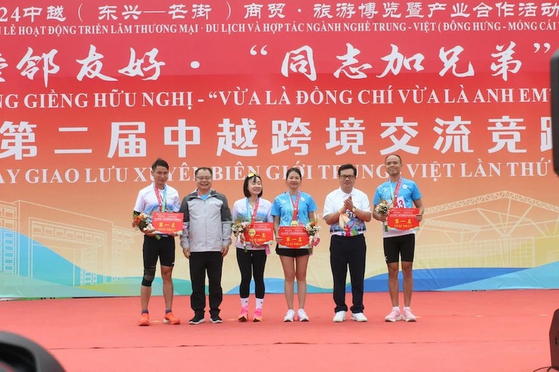 组委会向运动员们颁发奖项。