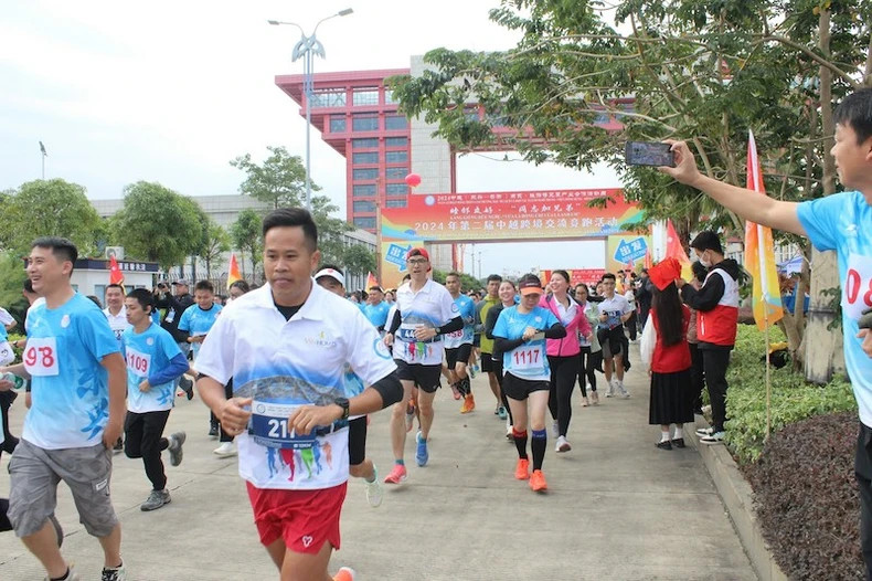 众多人参加活动。