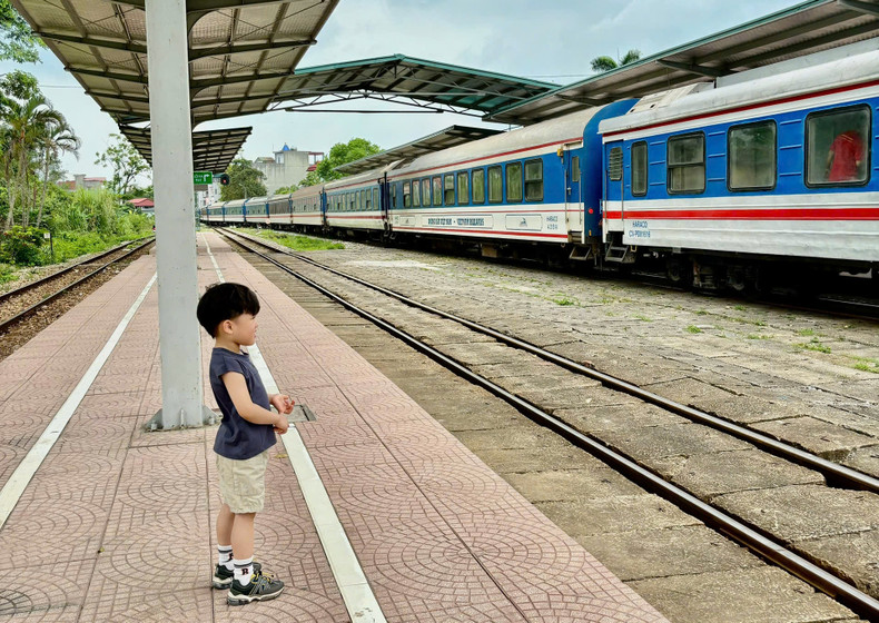 孩子体验火车。