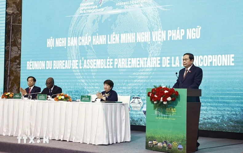 国会主席陈青敏发表讲话。 国会主席陈青敏发表讲话。