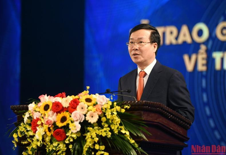 武文赏同志在仪式赏发言。 武文赏同志在仪式赏发言。