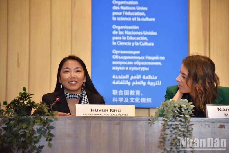 黄如运动员代表越南出席讨论会。 黄如运动员代表越南出席讨论会。