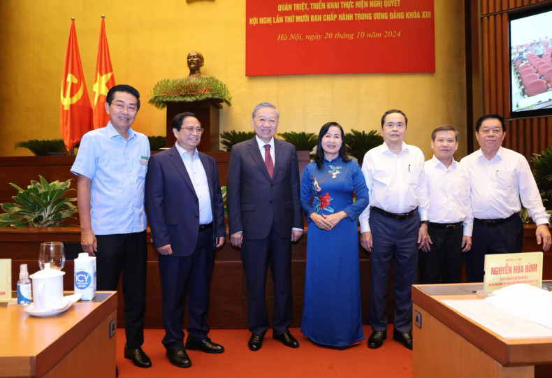 苏林总书记、国家主席和党、国家领导以及与会代表合影。