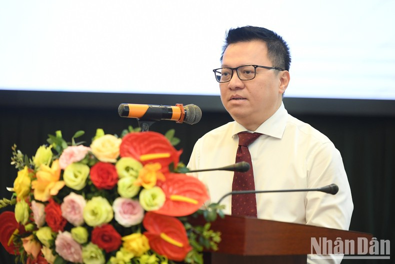 越共中央委员、《人民报》社总编辑、中央宣教部副部长、越南新闻工作者协会主席黎国明在活动上发表讲话。 越共中央委员、《人民报》社总编辑、中央宣教部副部长、越南新闻工作者协会主席黎国明在活动上发表讲话。