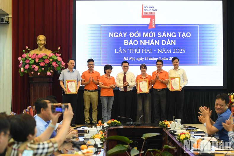 荣获印象奖的作者和作者小组。 荣获印象奖的作者和作者小组。