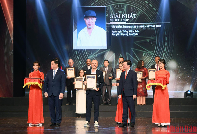 音乐家辉俊的”让我发光“作品荣获视频短片一等奖。 音乐家辉俊的”让我发光“作品荣获视频短片一等奖。