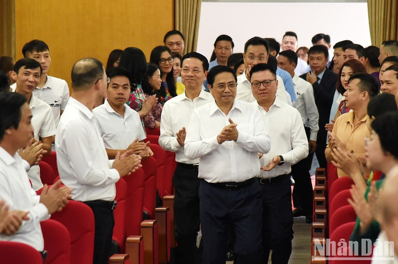 范明正总理同越南新闻工作者协会干部人员举行工作会议。