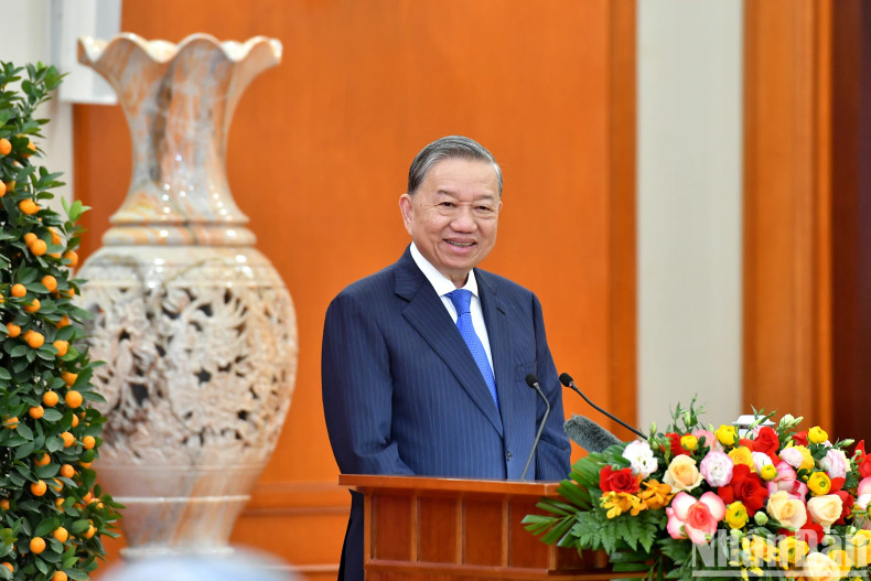 苏林总书记发表讲话。 苏林总书记发表讲话。