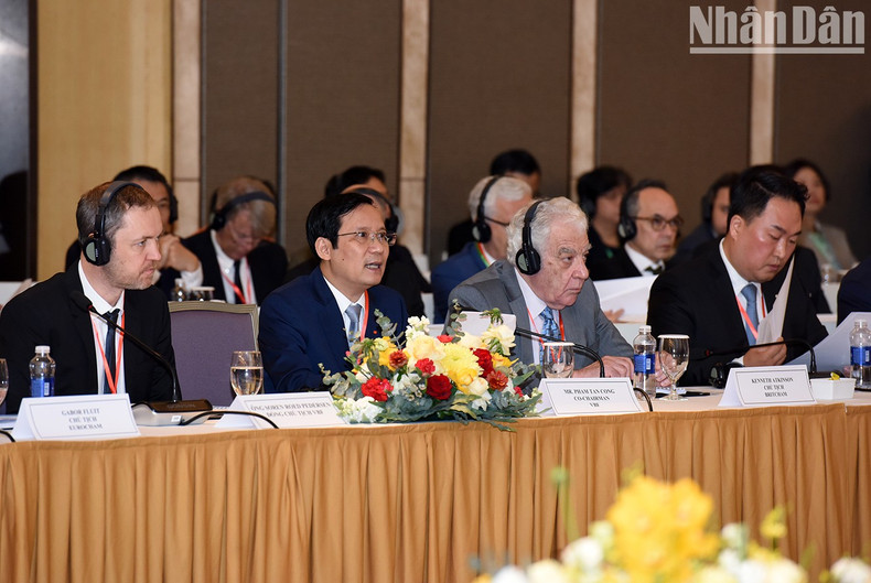 越南工商会主席、越南企业论坛联盟主席范晋功发表讲话。 越南工商会主席、越南企业论坛联盟主席范晋功发表讲话。