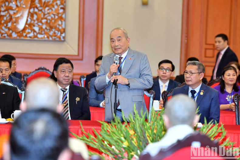 侨胞代表发表讲话。 侨胞代表发表讲话。