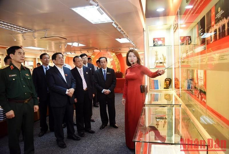 范明正总理参观越南老战士协会传统室。 范明正总理参观越南老战士协会传统室。