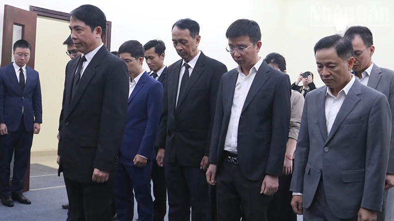 越南柬埔寨商业协会(VCBA)代表团缅怀原国家主席陈德良。 越南柬埔寨商业协会(VCBA)代表团缅怀原国家主席陈德良。