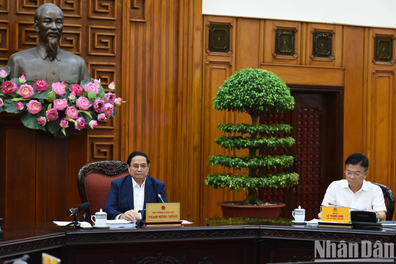 范明正总理主持会议。