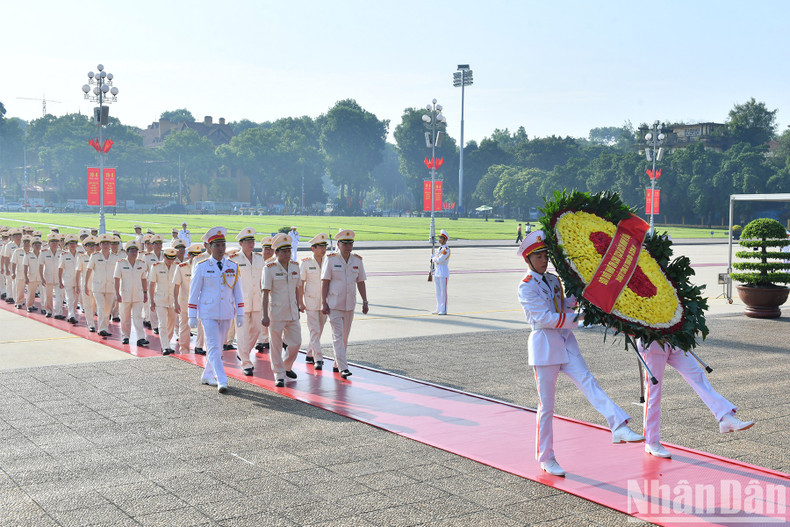 中央公安党委和公安部代表团入陵瞻仰胡志明主席遗容。