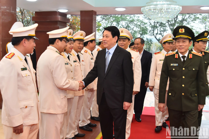 国家主席梁强和警卫司令部干部、战士。