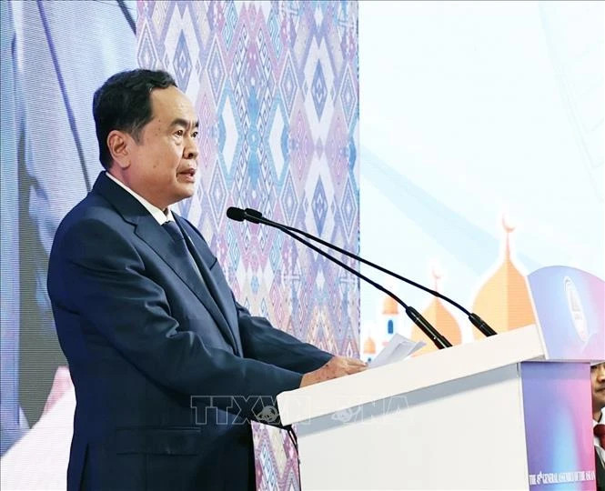 越南国会主席陈青敏在AIPA-45大会第一次全体会议上发表讲话。