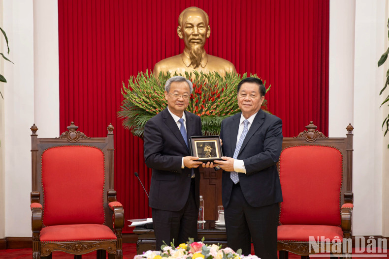 越共中央宣教与民运部部长阮重义向中国《人民日报》社总编辑陈建文赠送纪念品。 越共中央宣教与民运部部长阮重义向中国《人民日报》社总编辑陈建文赠送纪念品。