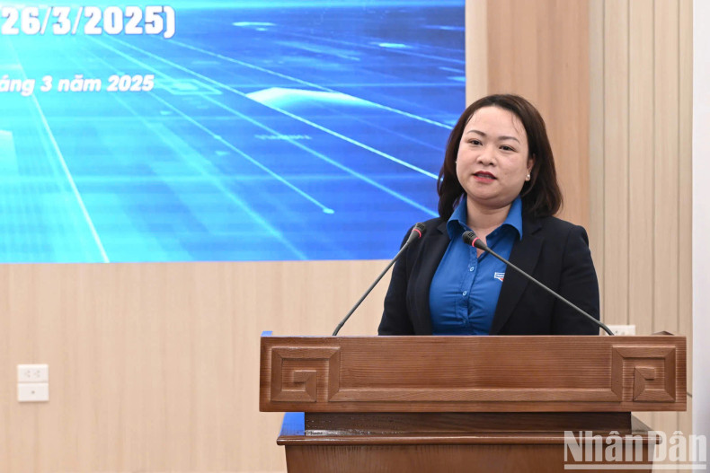 越共中央直属机关共青团书记陈氏玉琼发表讲话。 越共中央直属机关共青团书记陈氏玉琼发表讲话。