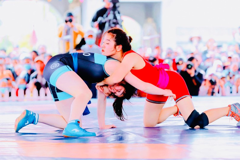 女子摔跤手比赛。