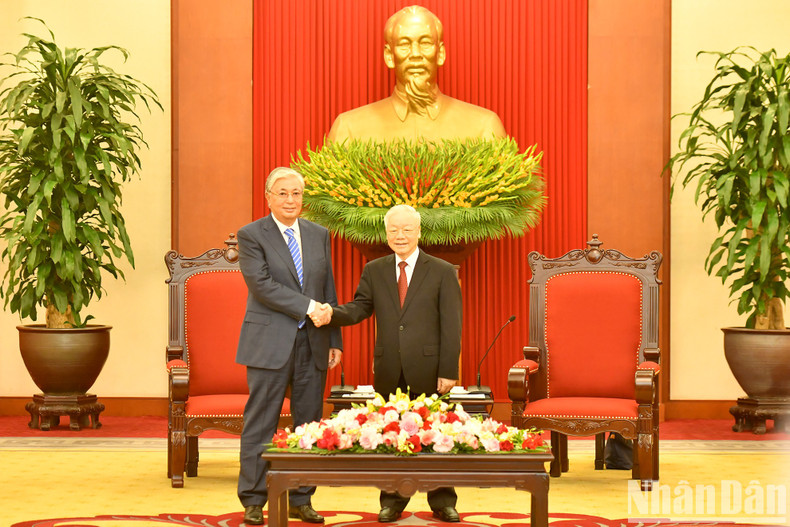 越共中央总书记阮富仲会见哈萨克斯坦总统卡瑟姆若马尔特·托卡耶夫。