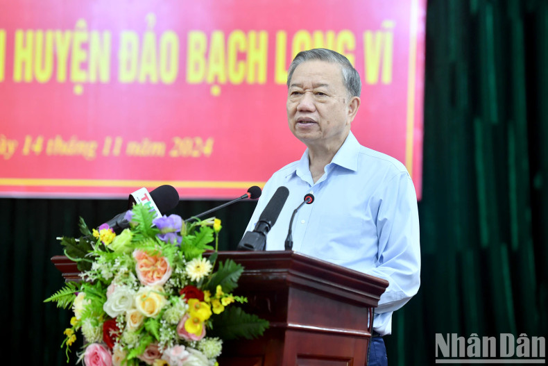 苏林总书记发表讲话。