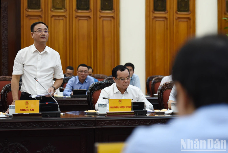 公安部领导代表发表讲话。