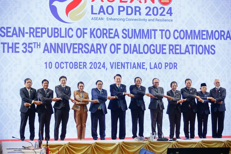 范明正总理和各位代表在东盟—韩国峰会上合影。