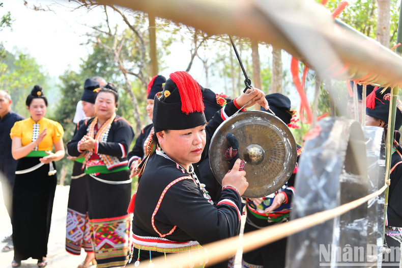 地方民族同胞为欢迎张氏梅女士而演出的传统文艺节目。 地方民族同胞为欢迎张氏梅女士而演出的传统文艺节目。