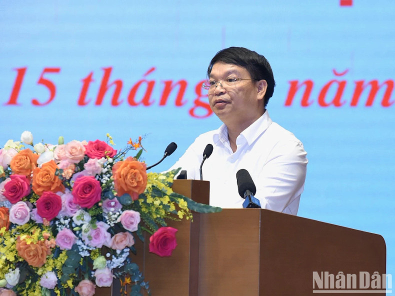 越南水泥总公司董事会负责人阮国越发表讲话。 越南水泥总公司董事会负责人阮国越发表讲话。