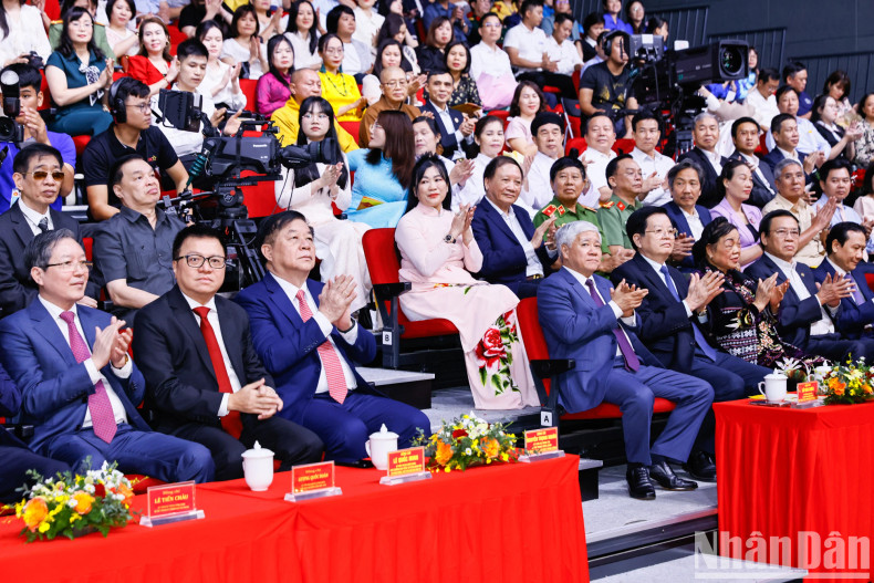 党和国家领导、前领导人出席仪式。