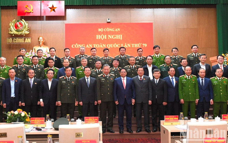 范明正总理和各位代表合影。 范明正总理和各位代表合影。