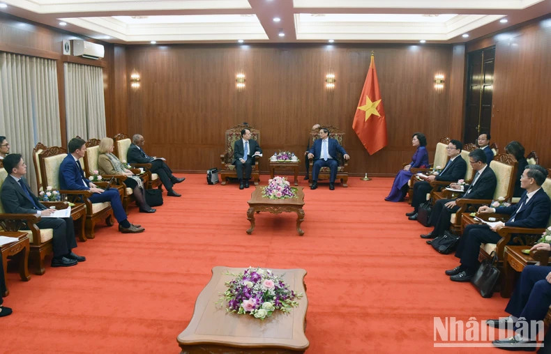 范明正总理会见亚洲开发银行行长浅川雅嗣参。 范明正总理会见亚洲开发银行行长浅川雅嗣参。