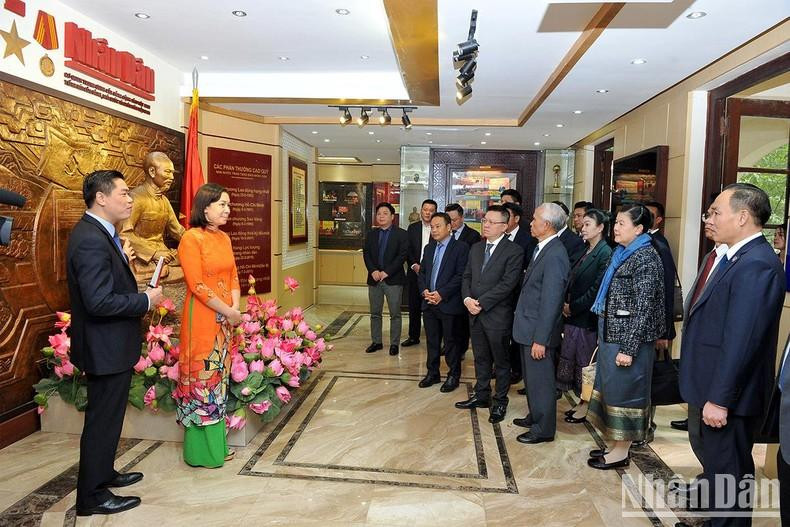 老挝人民革命党中央宣训部部长坎潘·佩亚翁一行参观《人民报》传统屋。 老挝人民革命党中央宣训部部长坎潘·佩亚翁一行参观《人民报》传统屋。