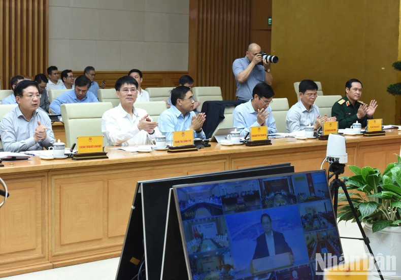 各部门、部委、行业领导出席会议。 各部门、部委、行业领导出席会议。