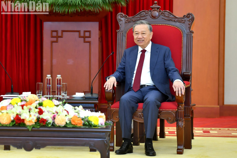 苏林总书记发表讲话。 苏林总书记发表讲话。