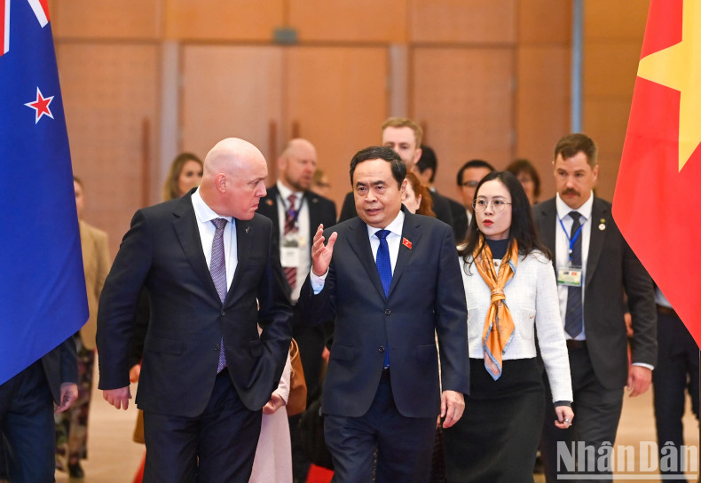 国会主席陈青敏和新西兰总理克里斯托弗•卢克森交流。 国会主席陈青敏和新西兰总理克里斯托弗•卢克森交流。