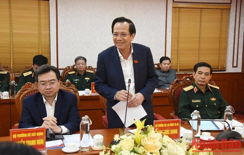 越南劳动荣军与社会部部长陶玉荣在会上解答相关问题。 越南劳动荣军与社会部部长陶玉荣在会上解答相关问题。