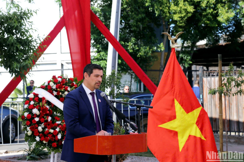 塞罗纳维亚郡郡长毛罗·塔马约·罗萨斯强调,当地政府和人民将继续照料与保护该公园,将其作为两国政府和人民之间团结和友谊的象征。 塞罗纳维亚郡郡长毛罗·塔马约·罗萨斯强调,当地政府和人民将继续照料与保护该公园,将其作为两国政府和人民之间团结和友谊的象征。