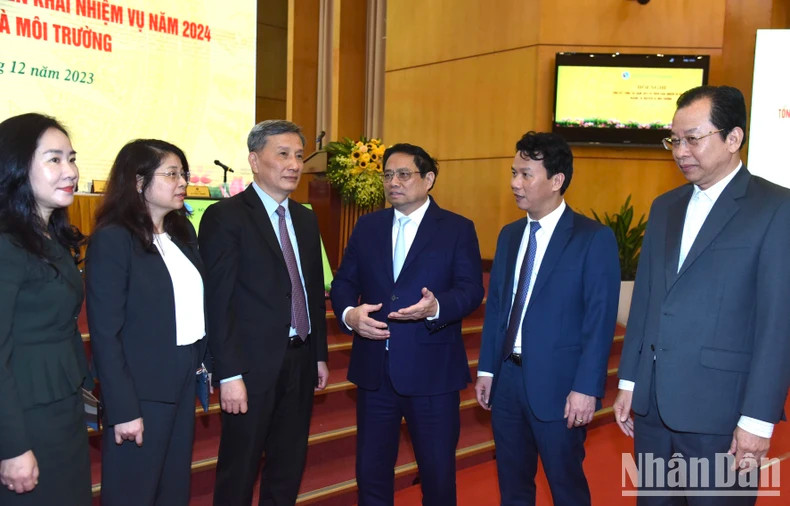 范明正总理和各位代表交流。