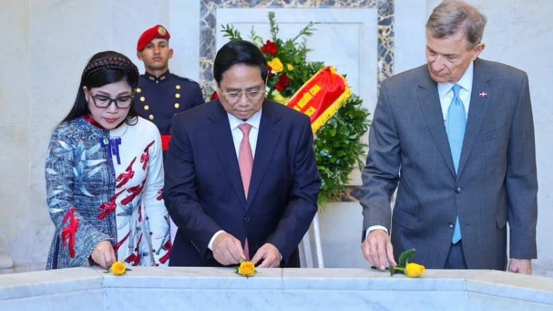 范明正总理和夫人献花致敬。