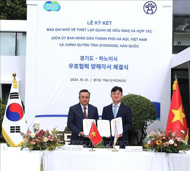 河内市人民委员会与京畿道友好合作关系的备忘录签署仪式。 河内市人民委员会与京畿道友好合作关系的备忘录签署仪式。