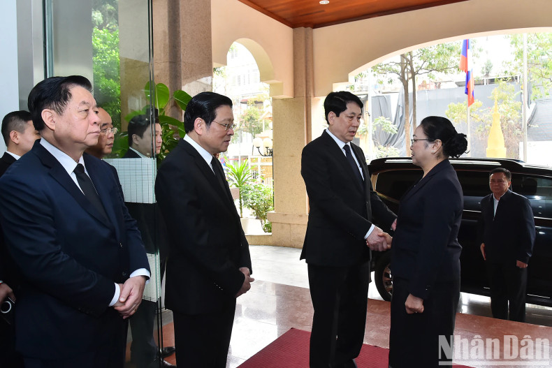 越南国家主席梁强吊唁坎代· 西潘敦大将逝世【组图】 ảnh 4