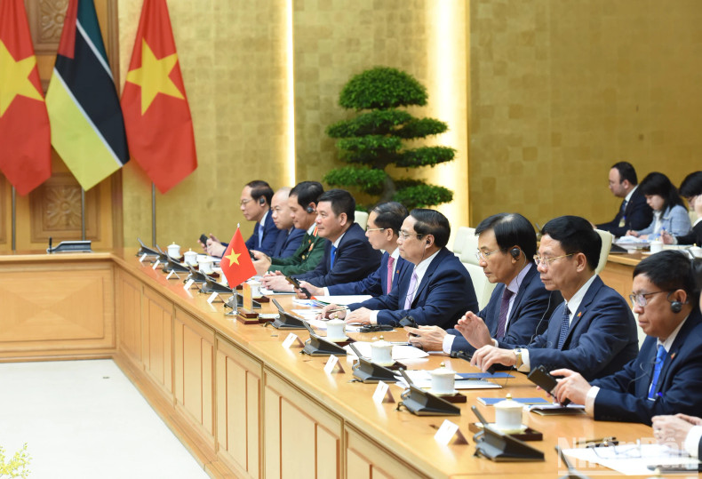 范明正总理和越南政府成员与会。