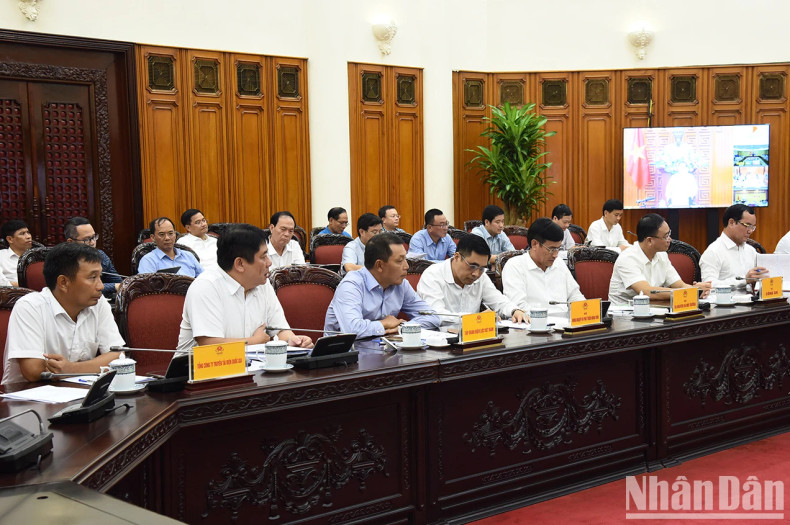 各部门、行业领导与会。