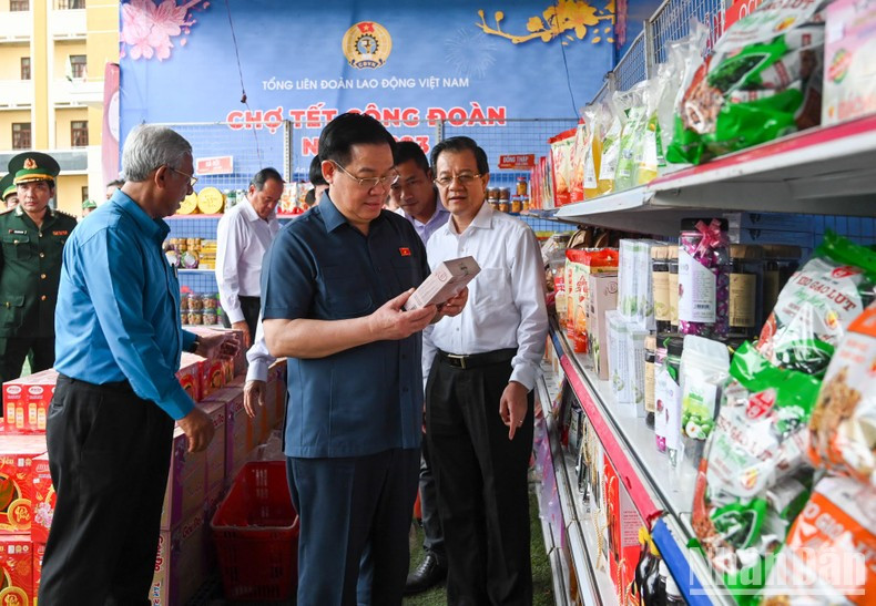 国会主席王廷惠参观在安江省边防部队指挥部举行的2023年工会春节市场。 国会主席王廷惠参观在安江省边防部队指挥部举行的2023年工会春节市场。